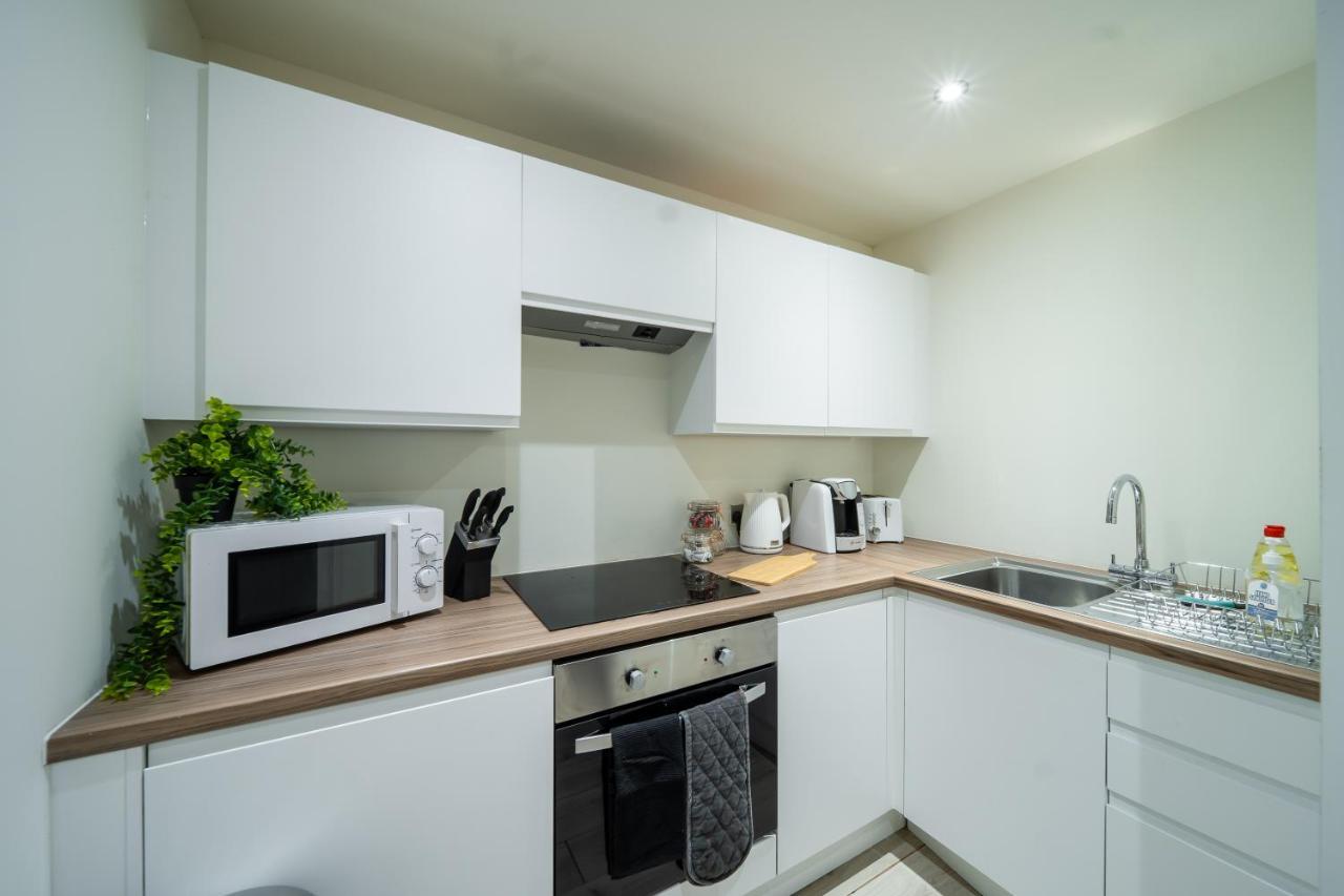 Bv Spacious 1-Bedroom Apartment Close To Town Center - Sleeps 6 Bradford  Exterior foto