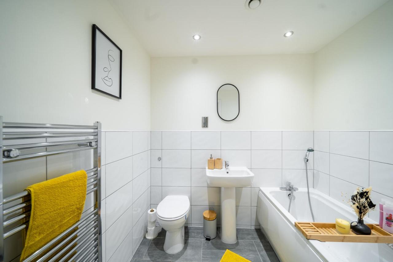 Bv Spacious 1-Bedroom Apartment Close To Town Center - Sleeps 6 Bradford  Exterior foto