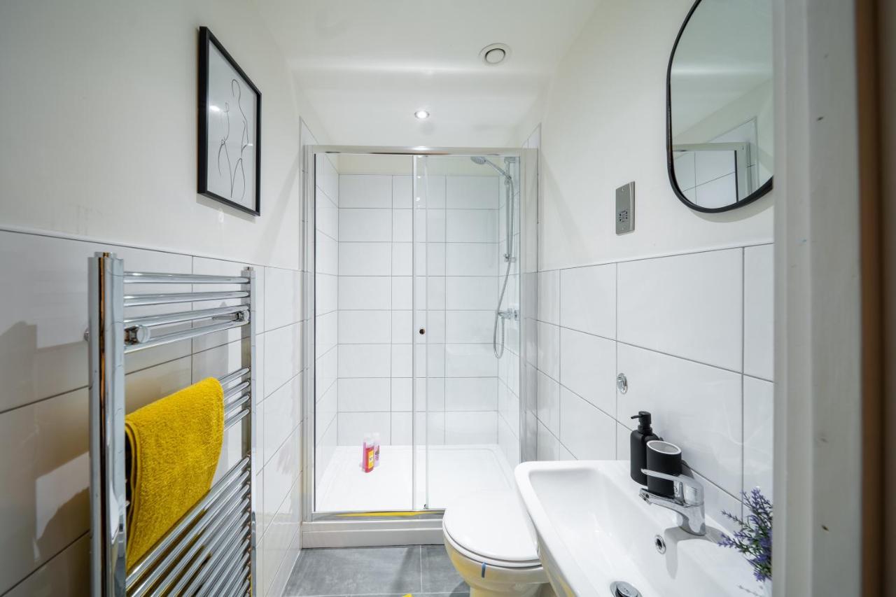 Bv Spacious 1-Bedroom Apartment Close To Town Center - Sleeps 6 Bradford  Exterior foto