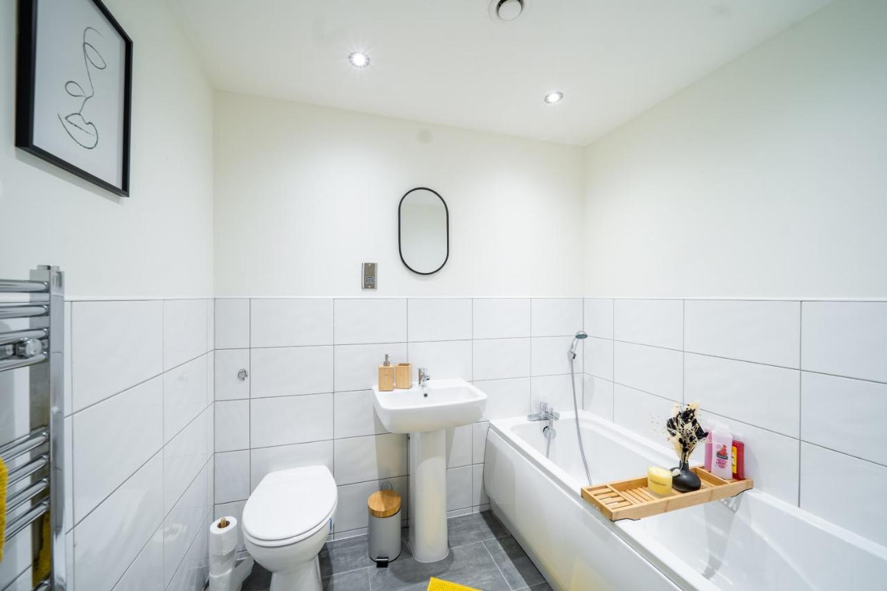 Bv Spacious 1-Bedroom Apartment Close To Town Center - Sleeps 6 Bradford  Exterior foto