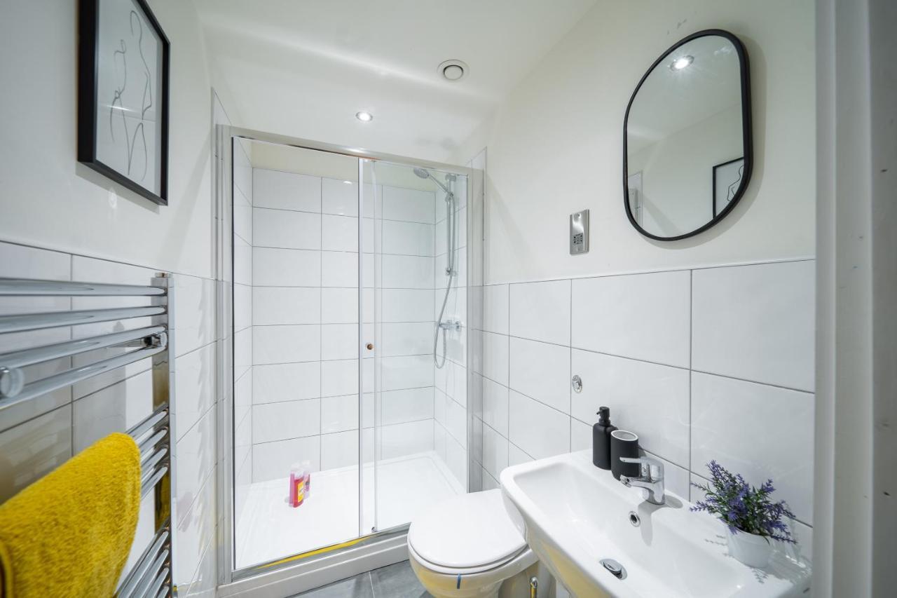 Bv Spacious 1-Bedroom Apartment Close To Town Center - Sleeps 6 Bradford  Exterior foto